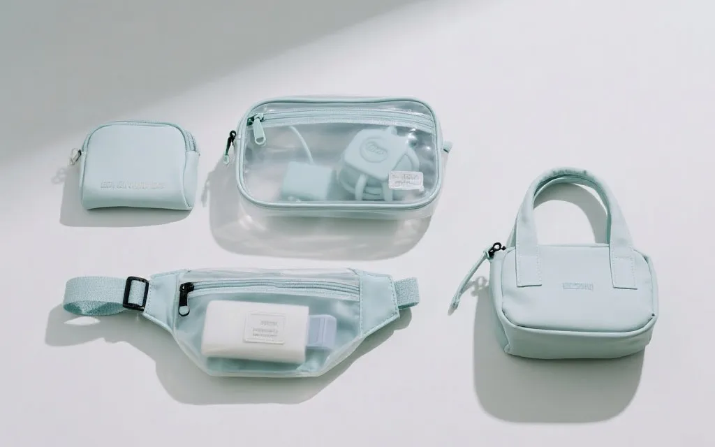 观赛穿搭平铺：透明包、腰包、小手提三种包型与收纳分组示意，干净配色，编辑部风格